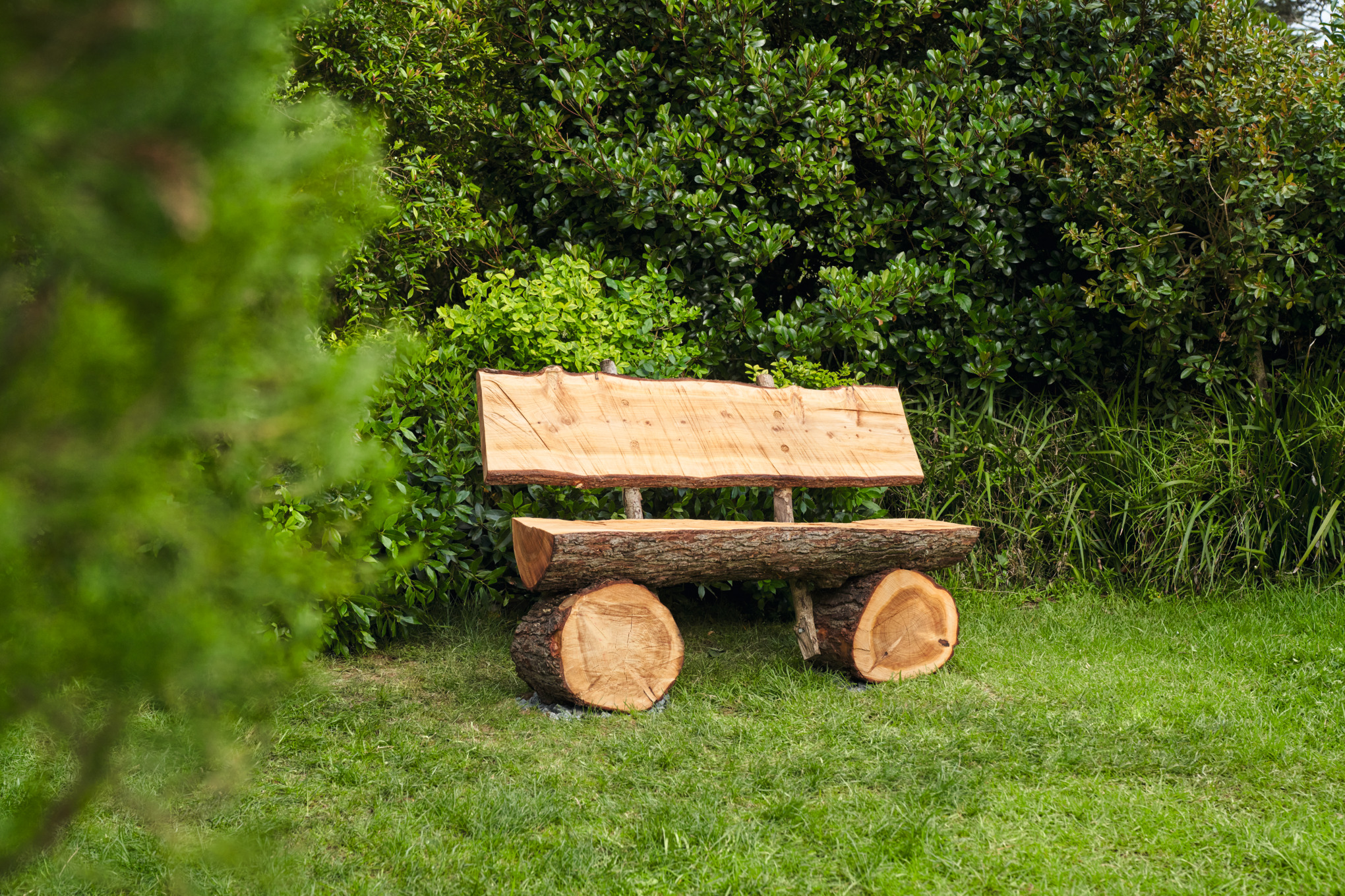 Własnoręcznie zbudowana ławka ogrodowa na trawniku